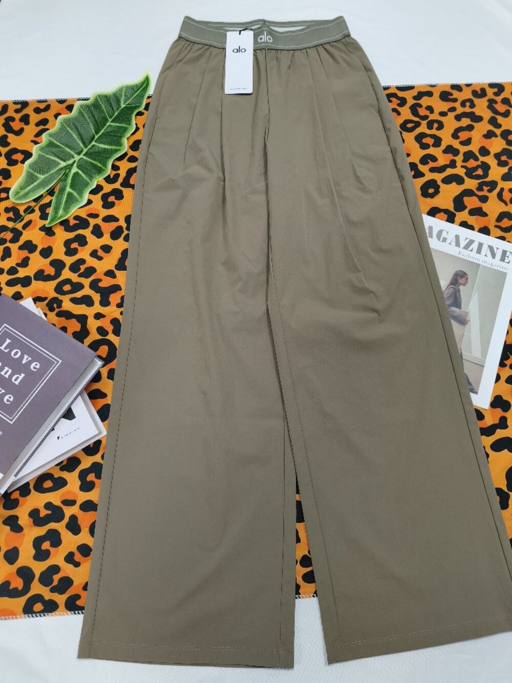 Brand New ALO Yoga Suit Up Olive Trouser💚Relaxed Fit Regular 30" Inseam🧃 - Picture 3 of 7